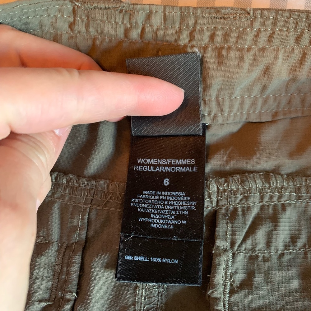 The North Face Olive Green hiking shorts, size 6 - Picture 4 of 4